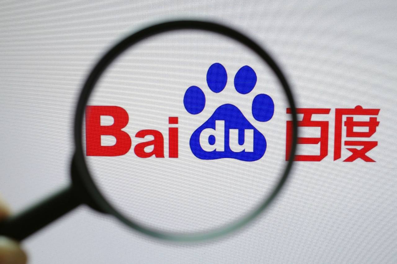 把金毛舔到生气的萨摩耶